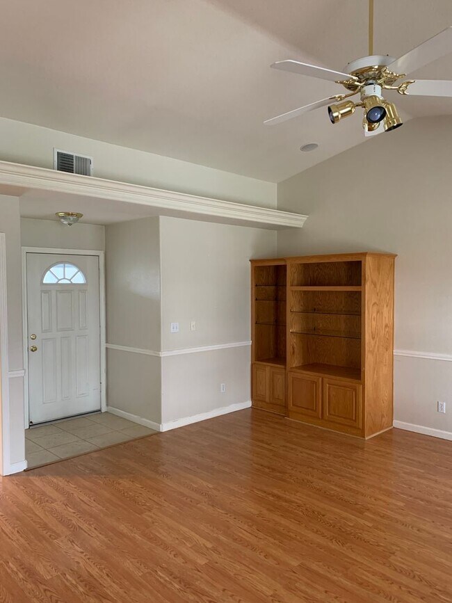 Building Photo - 3 Bedroom 2 Bath