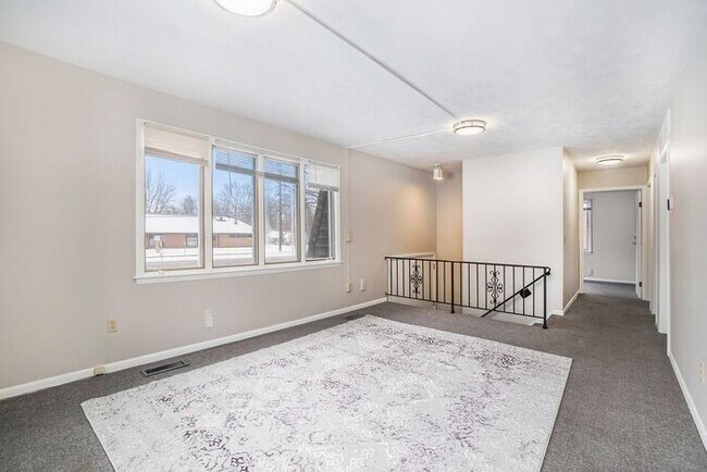 Building Photo - Unique Upper Floor Two Bedroom Flat $1099