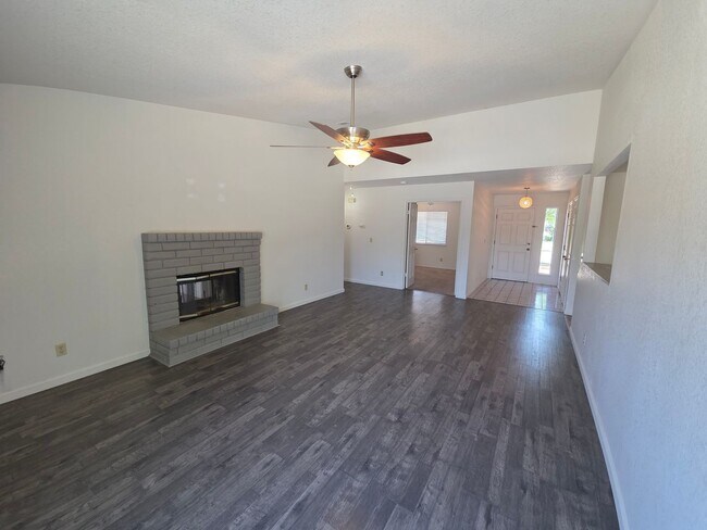 Building Photo - 3 bedroom/2bath home in quiet neighbothood