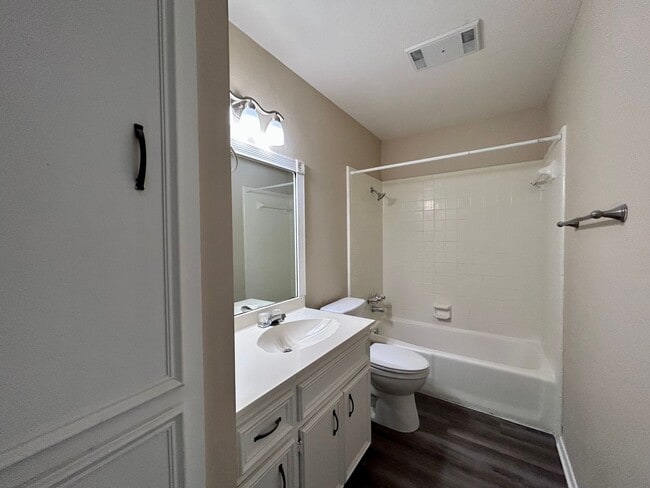 Building Photo - 906 Spring Tree St