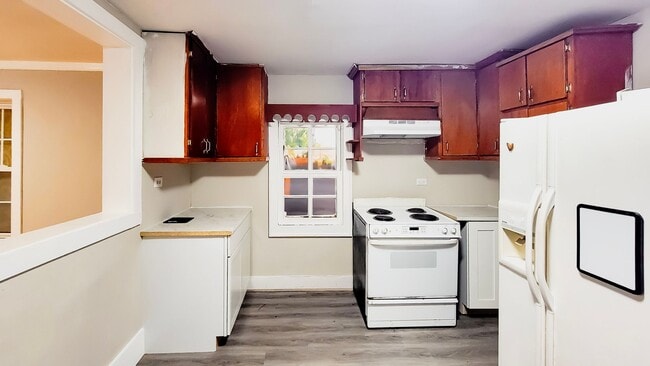 Building Photo - 2 BDRM 1 BATH