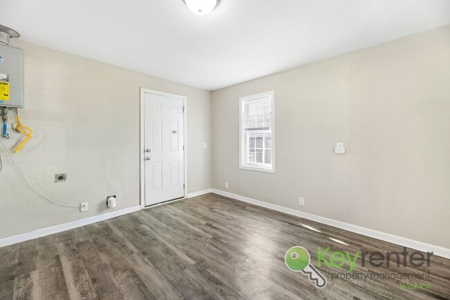 Building Photo - Renovated 3 Bedroom 1 Bathroom with Sunroo...