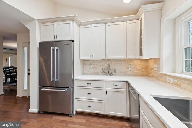 Building Photo - 6603 Forsythia St