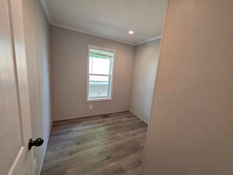 Building Photo - 16 Thomas Ln