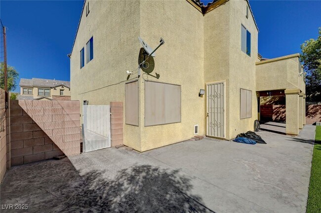 Building Photo - 8125 Chestnut Hollow Ave