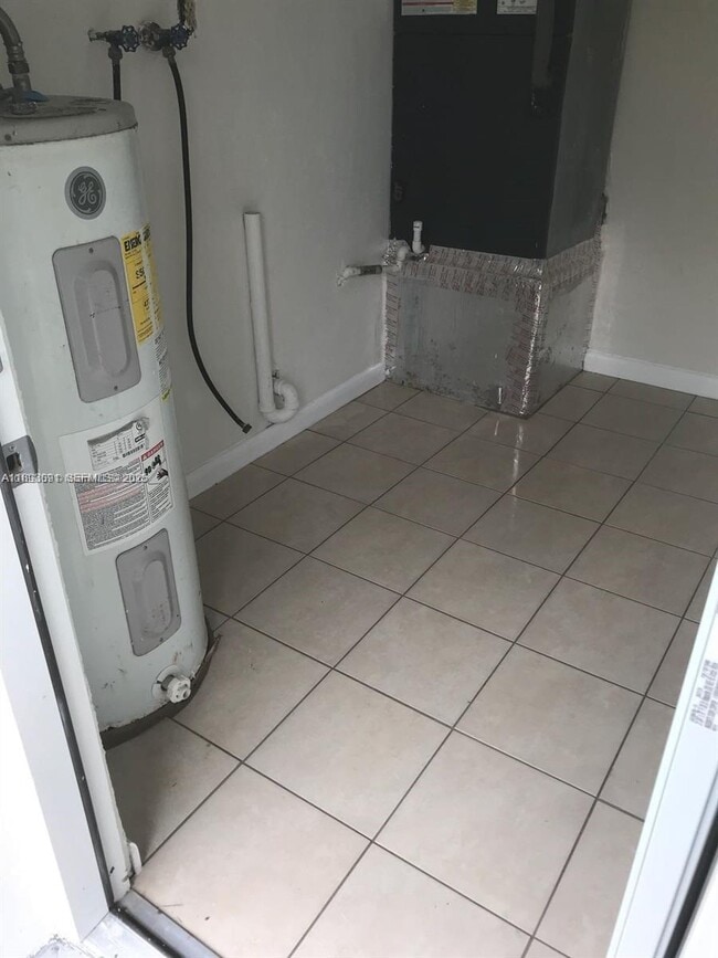 Building Photo - 4120 SW 25th St