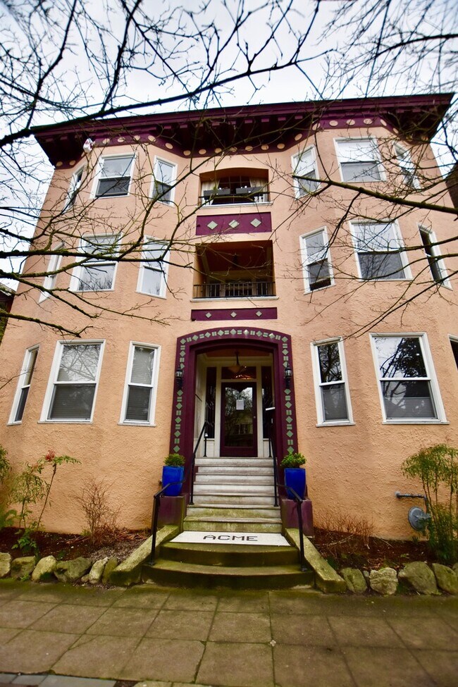 Building Photo - 521 16th Ave E
