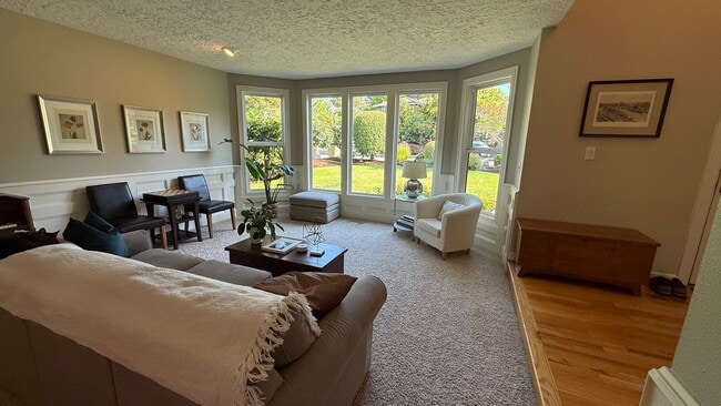 Building Photo - Pristine Single-Family Home in the Heart o...