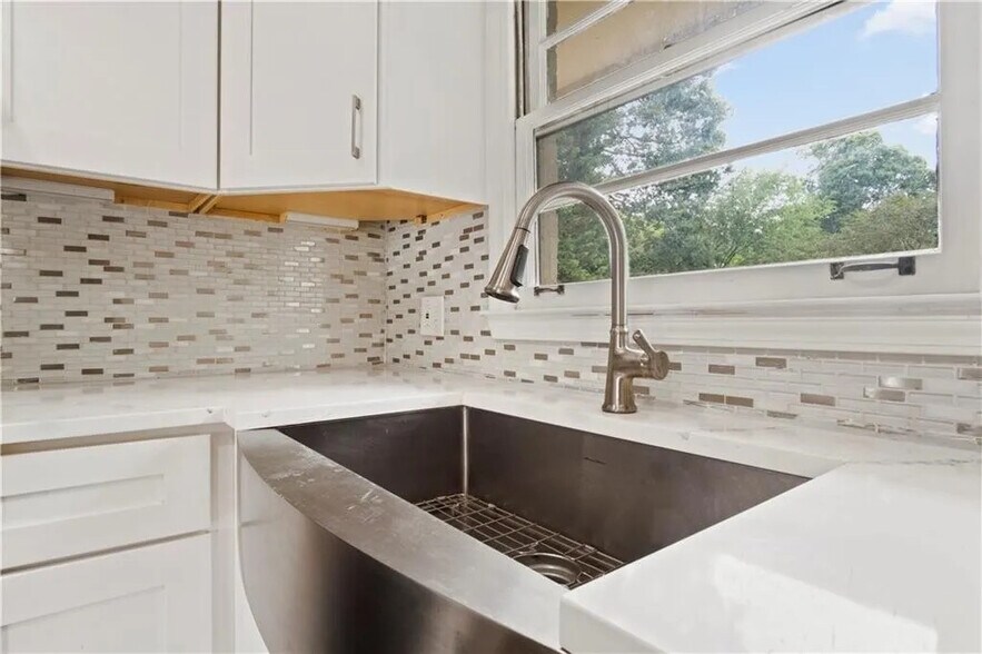 Building Photo - Room in House on Patricia Dr