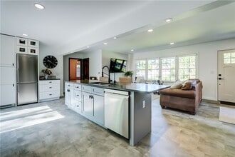 Building Photo - 20 Meadow View Dr