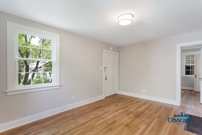 Building Photo - ADORABLE BUNGALOW NEAR MAYMONT AND JAMES R...