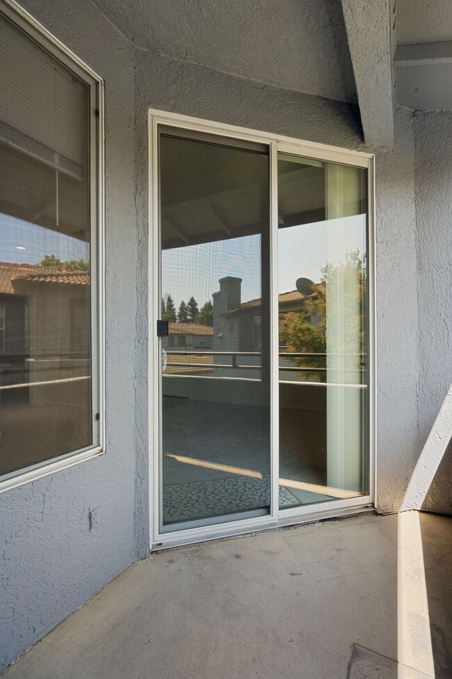 Building Photo - 5201 Laguna Oaks Dr