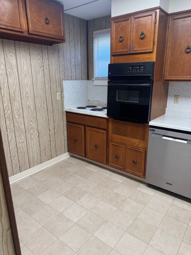 Building Photo - Cozy 2 Bedroom Home – Lawn Care & Snow Removal Included!