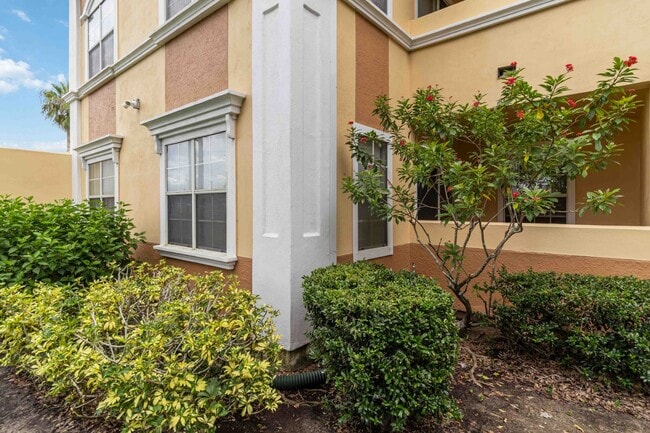 Building Photo - Fully updated 2/2 unit available now for a...