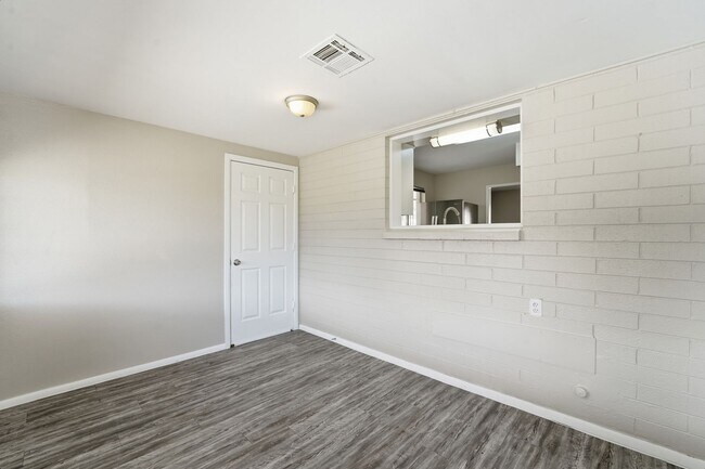Building Photo - Comfortable 2-Bed Sun City Retreat with Vinyl Flooring & Fresh Paint