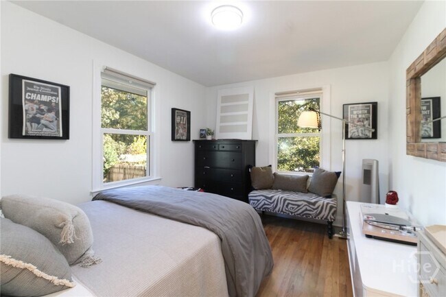 Building Photo - 1092 West Lake Dr