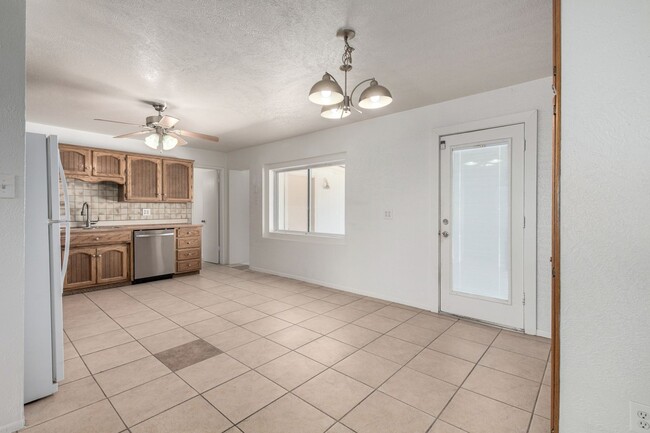 Building Photo - South Scottsdale Charmer! 4 bed + Office, ...