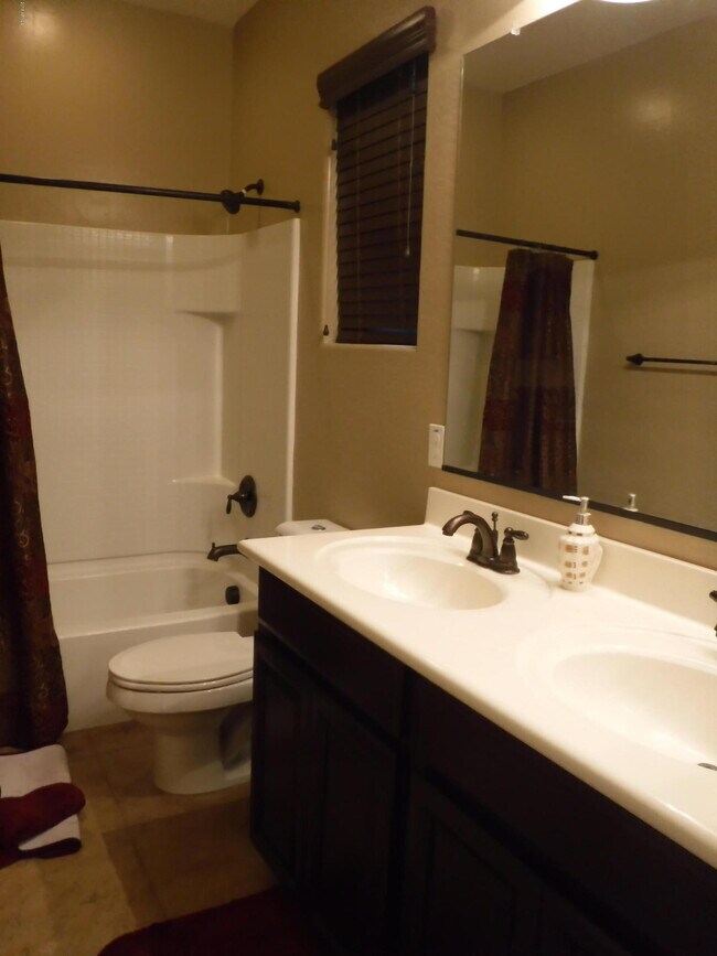 Building Photo - 3391 E Yellowstone Pl