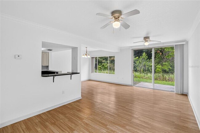 Building Photo - 2204 Fan Palm Dr
