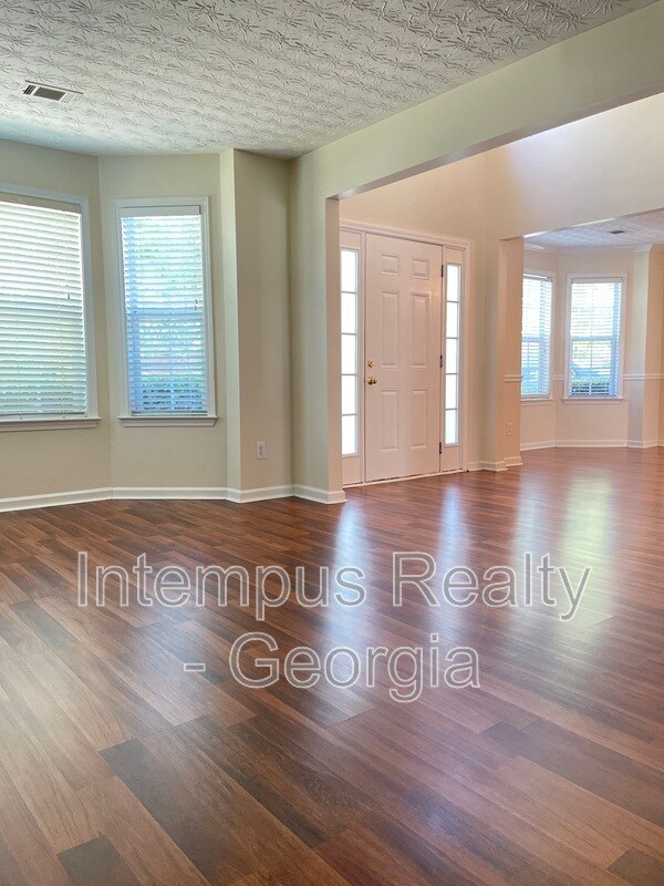 Building Photo - 2054 Pierce Way