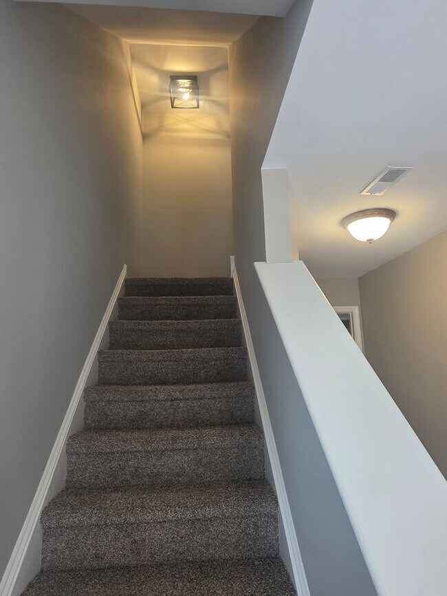 Building Photo - End Unit Townhouse in Brennan Estates- 2 Bedrooms with a bonus space