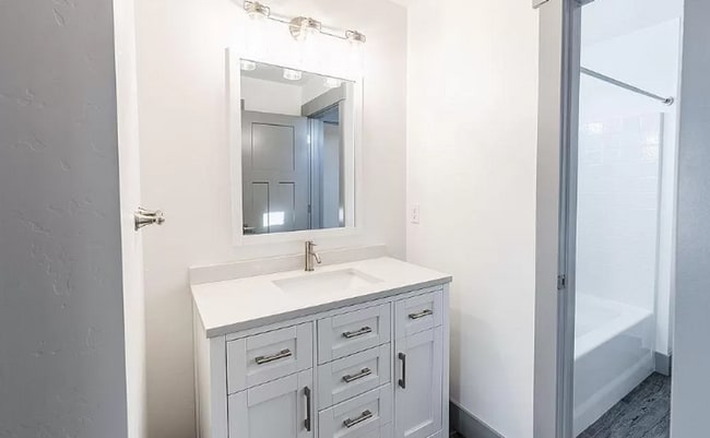 Building Photo - 3 bed 2.5 bath townhome in heart of Meridian