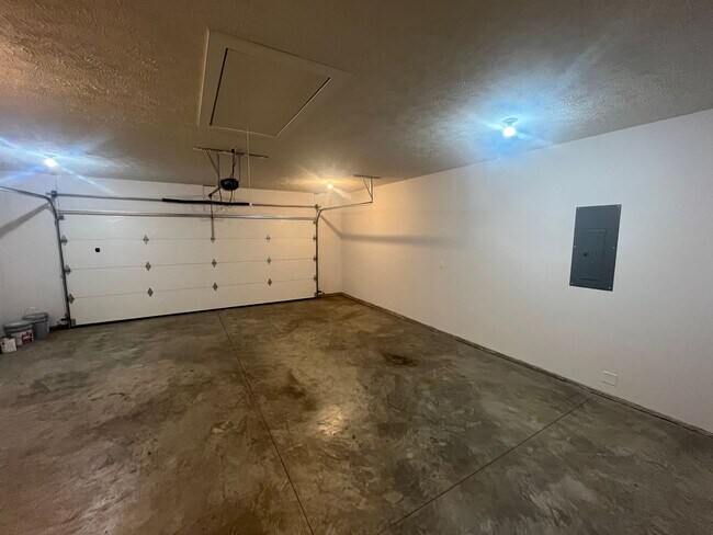 Building Photo - WOW! Look at this property ! You cant beat this price!