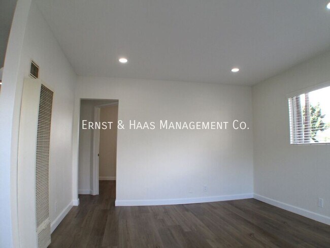 Building Photo - 230 E Hullett St