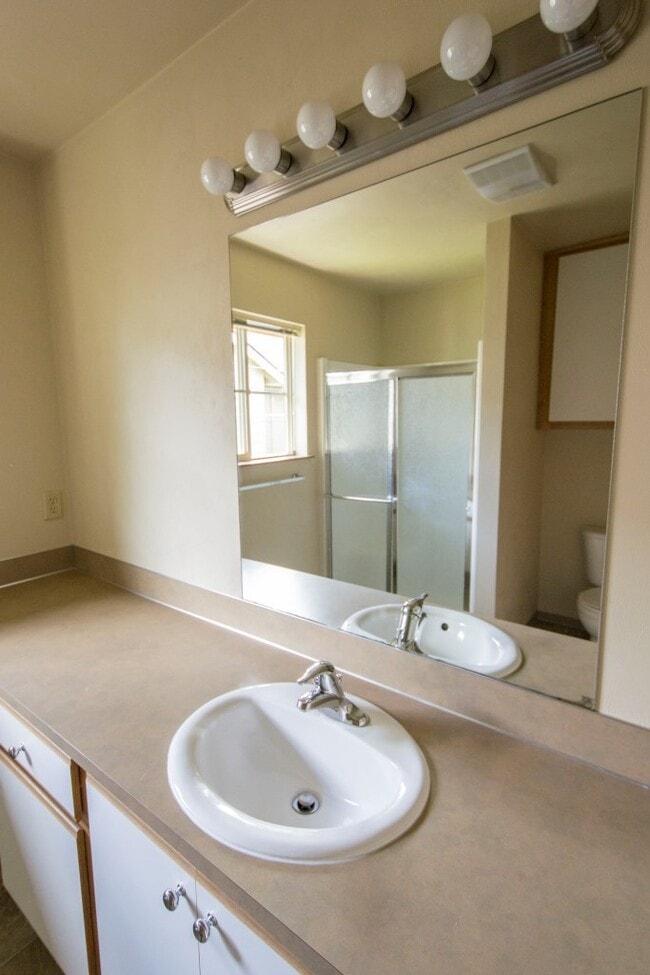 Building Photo - Nice 3 Bed Upstairs Flat - Walking Distance to Campus!