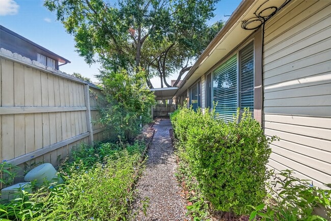 Building Photo - 1535 Beaconshire