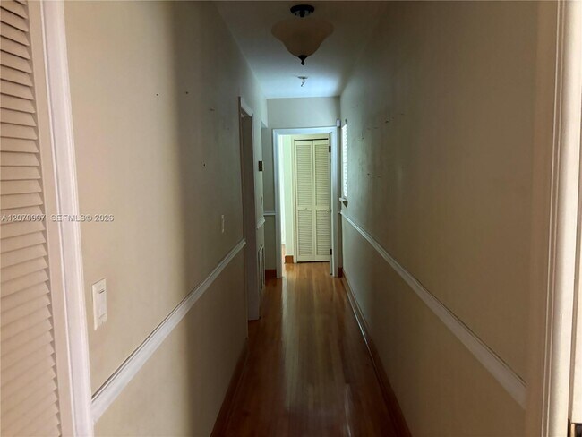 Building Photo - 805 Paradiso Ave