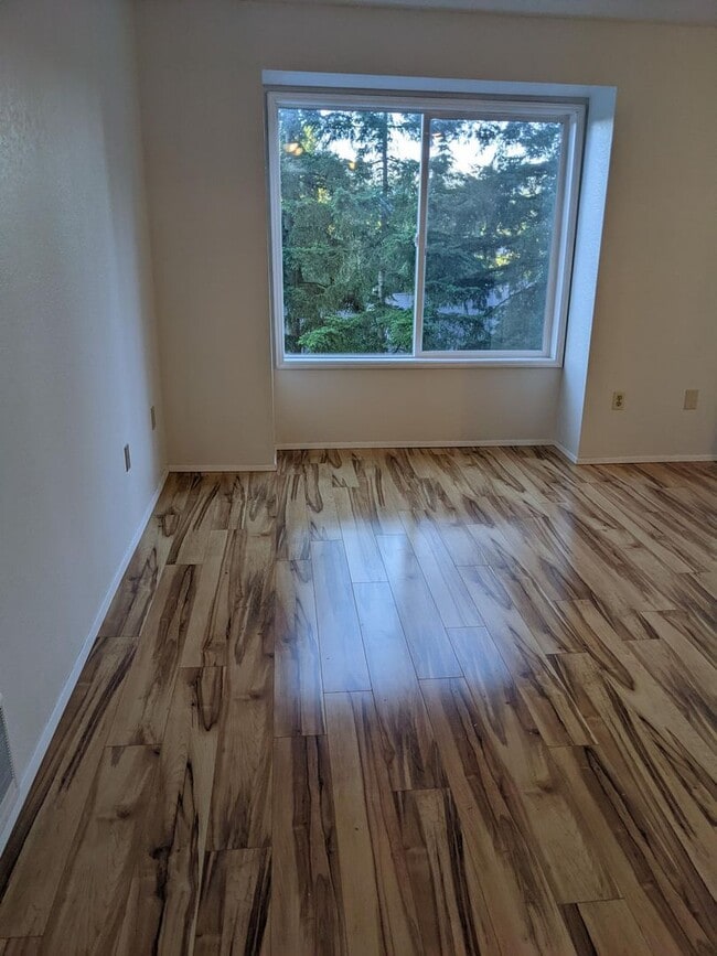 Building Photo - Woodinville townhouse style condo. 2 bed 2...