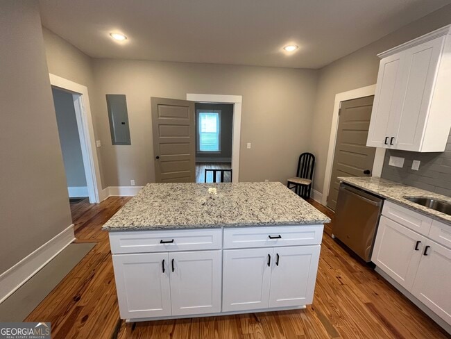 Building Photo - 14 Hazel St