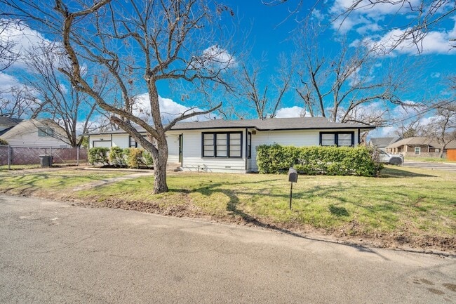 Building Photo - 413 Shaw St