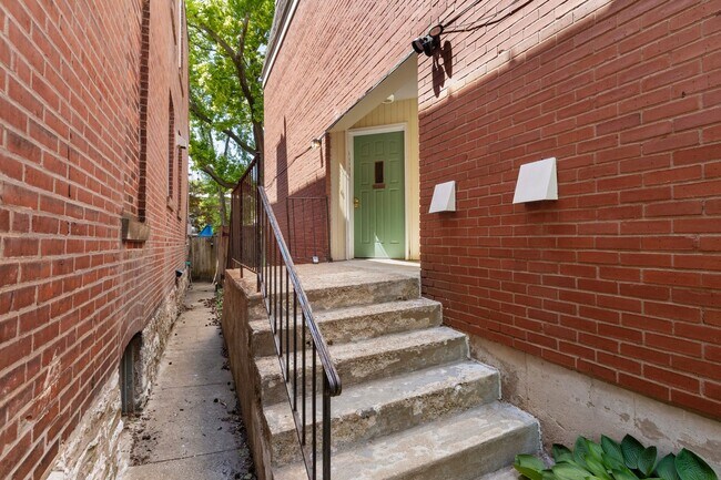 Building Photo - Spacious 1,440 SF Central West End Home with Garage Parking, Pool Access & Close to BJC/WashU