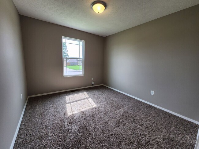 Building Photo - Spacious 3-Bedroom, 2-Bathroom Home AVAILA...