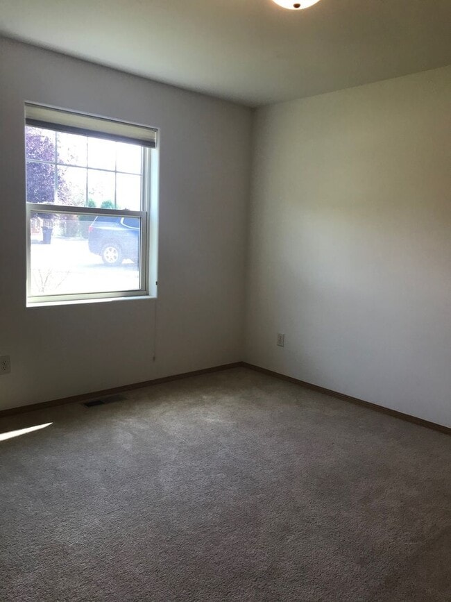 Building Photo - 3 Bedroom / 2 Bathroom Townhouse – Pet Fri...
