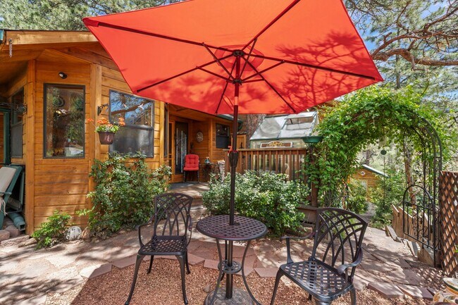 Building Photo - Cozy Green Mountain Falls Cottage