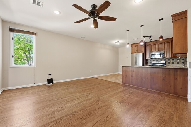 Building Photo - 215 St Michaels Walk