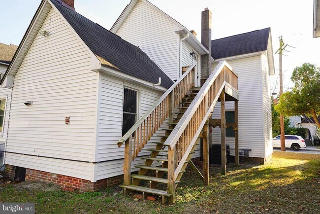 Building Photo - 231 Newton St