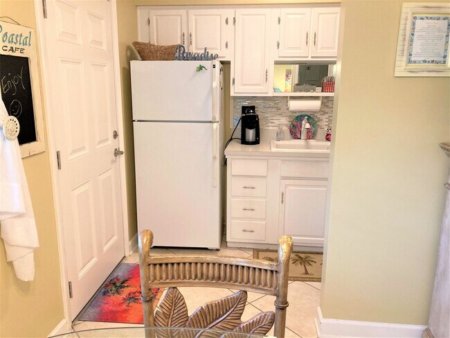 Building Photo - AVAILABLE  August 1-2026.....Nice One Bedroom $1,850/month Centrally Located on Marco Island...