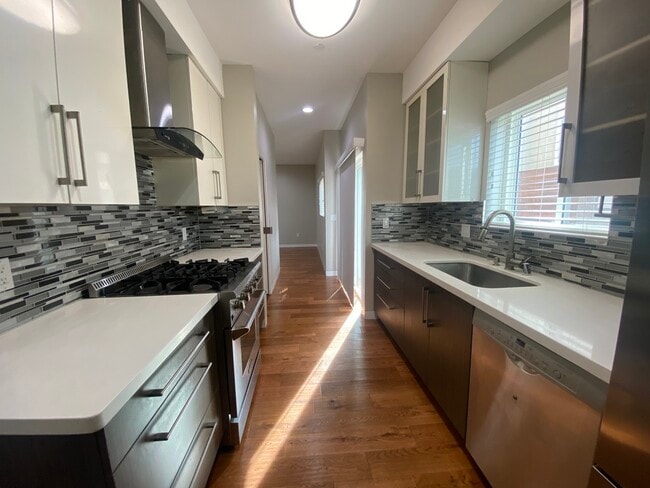 Building Photo - 2149 Carlmont Dr