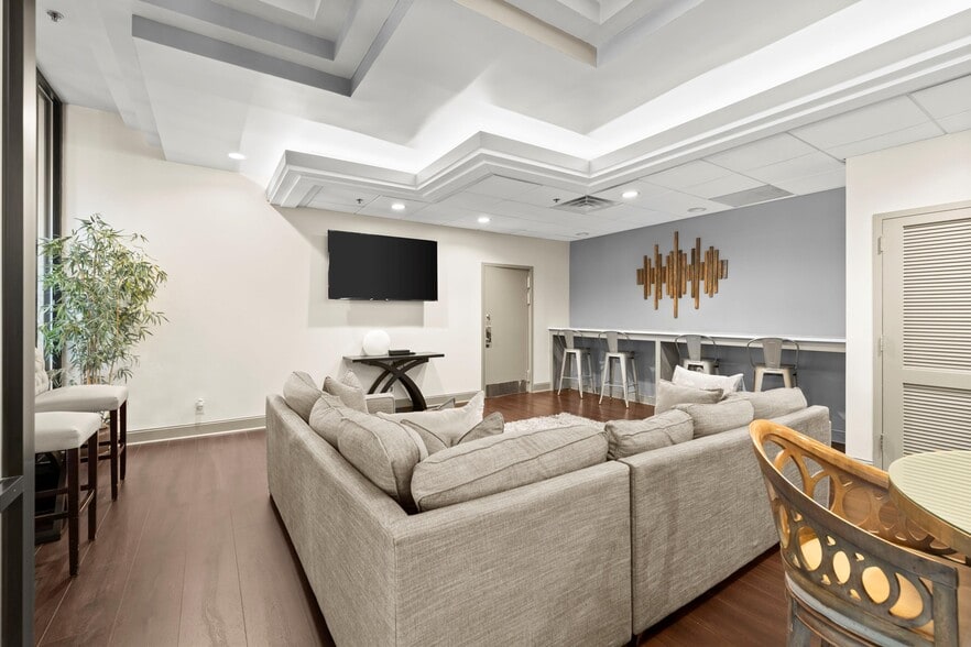 Building Photo - 3481 Lakeside Dr NE