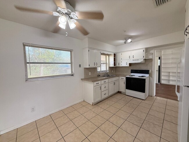 Building Photo - $1550 - Sweet 3/1 Ranch Style Home in Arlington