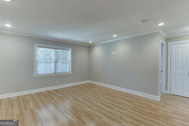 Building Photo - 4282 Roswell Rd