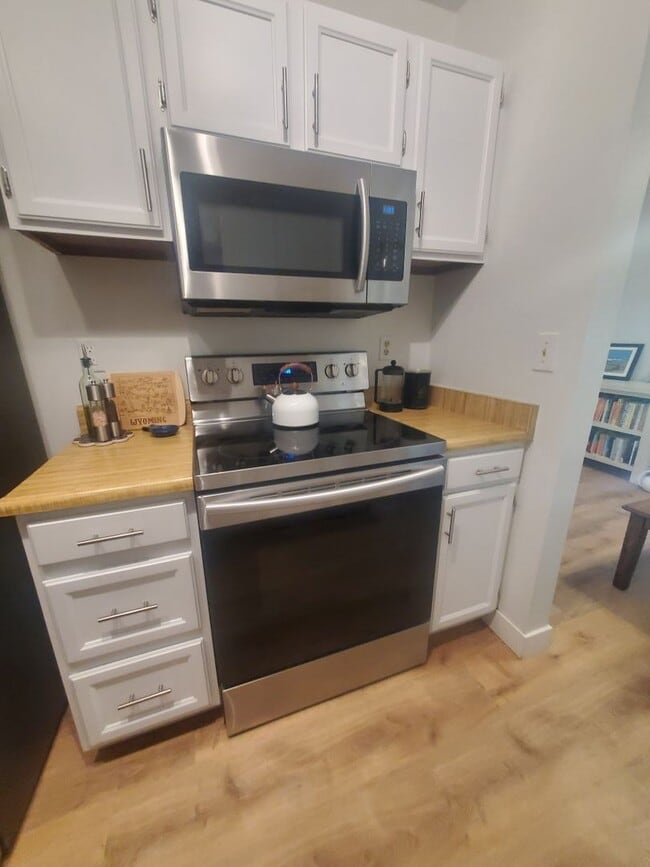 Building Photo - Updated and Spacious 1 Bedroom with Attached Garage!