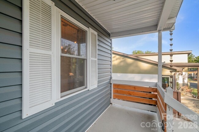 Building Photo - 812 E 18th St