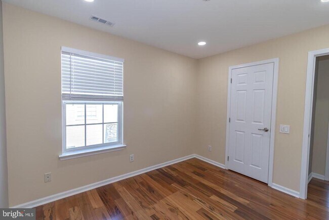 Building Photo - 823 S Haines Cir