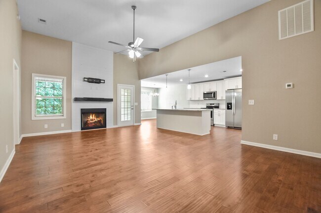 Building Photo - Pet Friendly Three Bedroom!