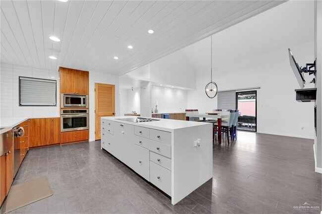 Building Photo - 21 W Holland Ave